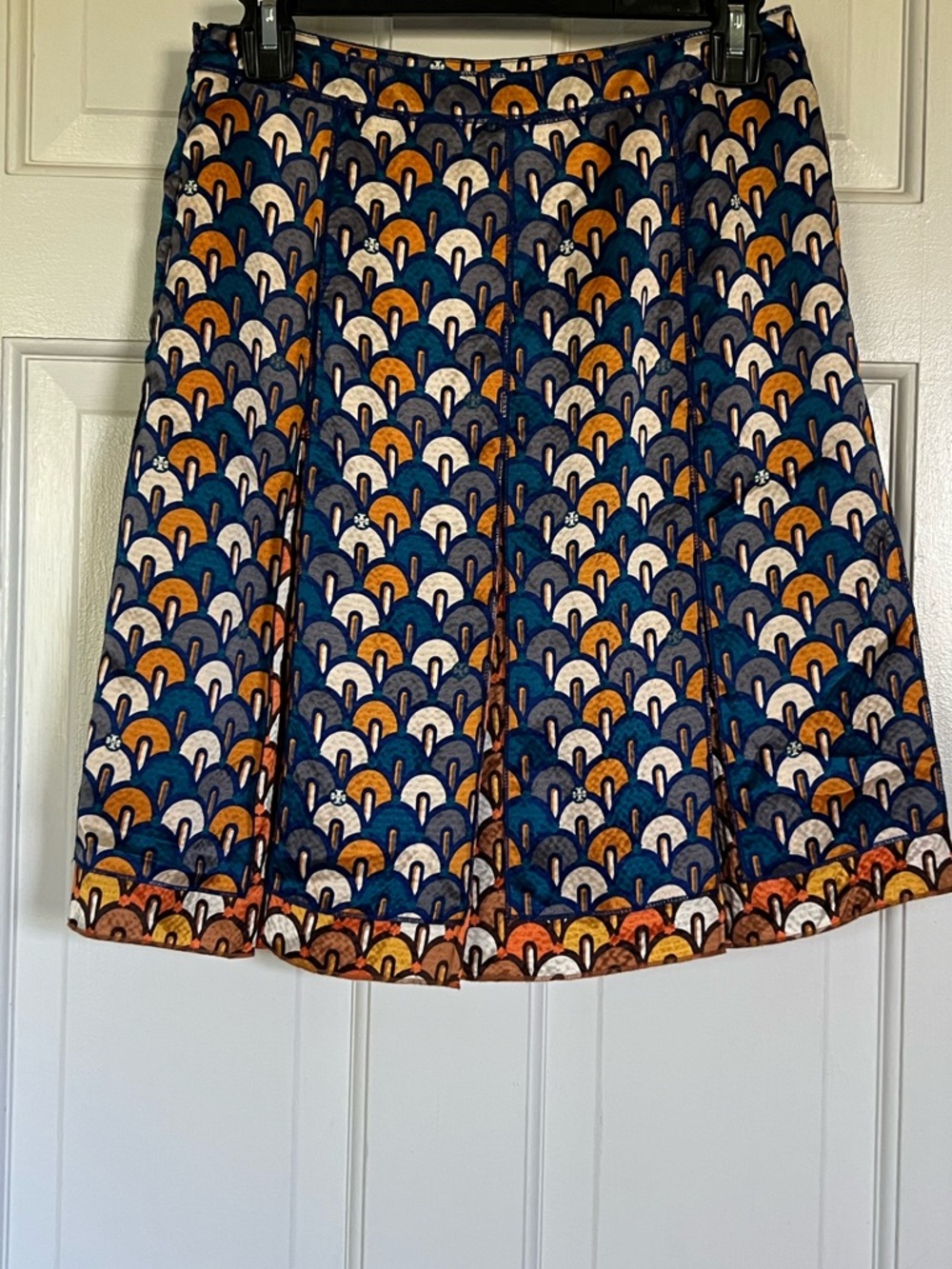 Tory Burch 100% silk pleated graphic two tone skirt, Women’s size 2